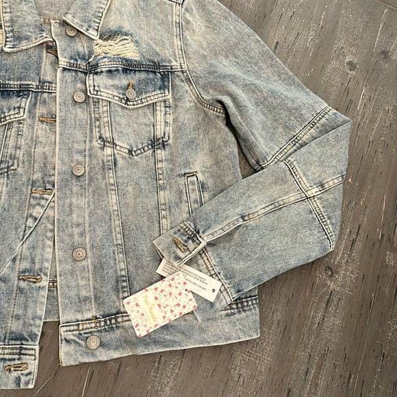 Free People NWT 🤩 Rare distressed Jean Jacket - Picture 4 of 7